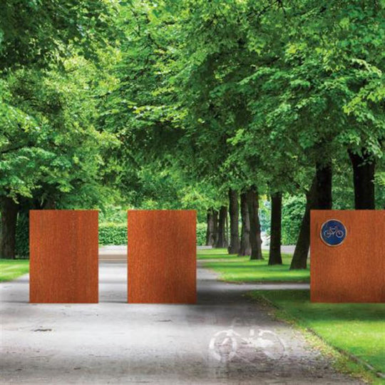 Mauer aus Cortenstahl