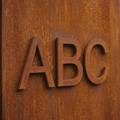Aufgeschweißter Buchstabe aus Cortenstahl